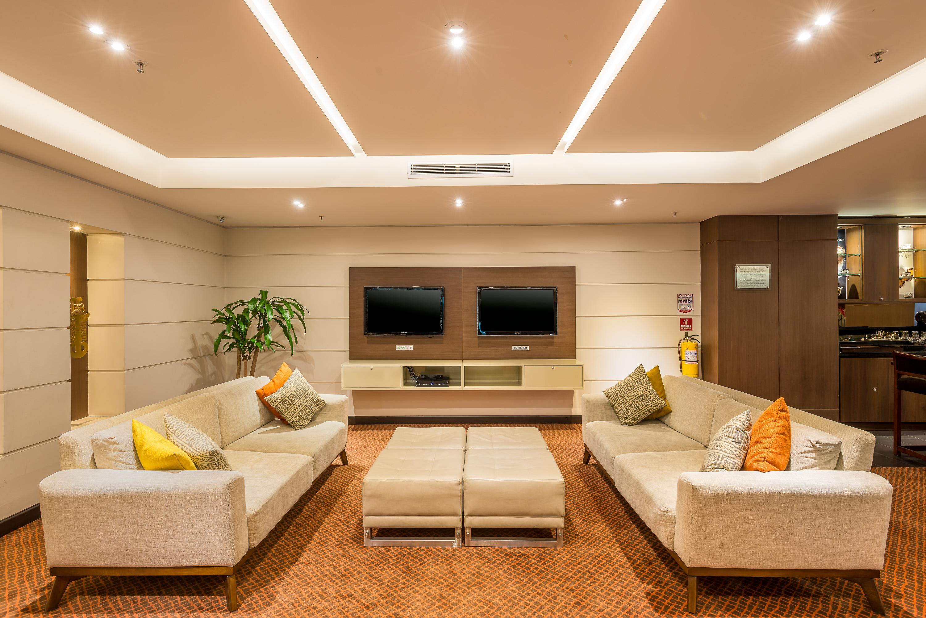 Hotel Dann Carlton בוגוטה מראה חיצוני תמונה The living room of a suite at the hotel
