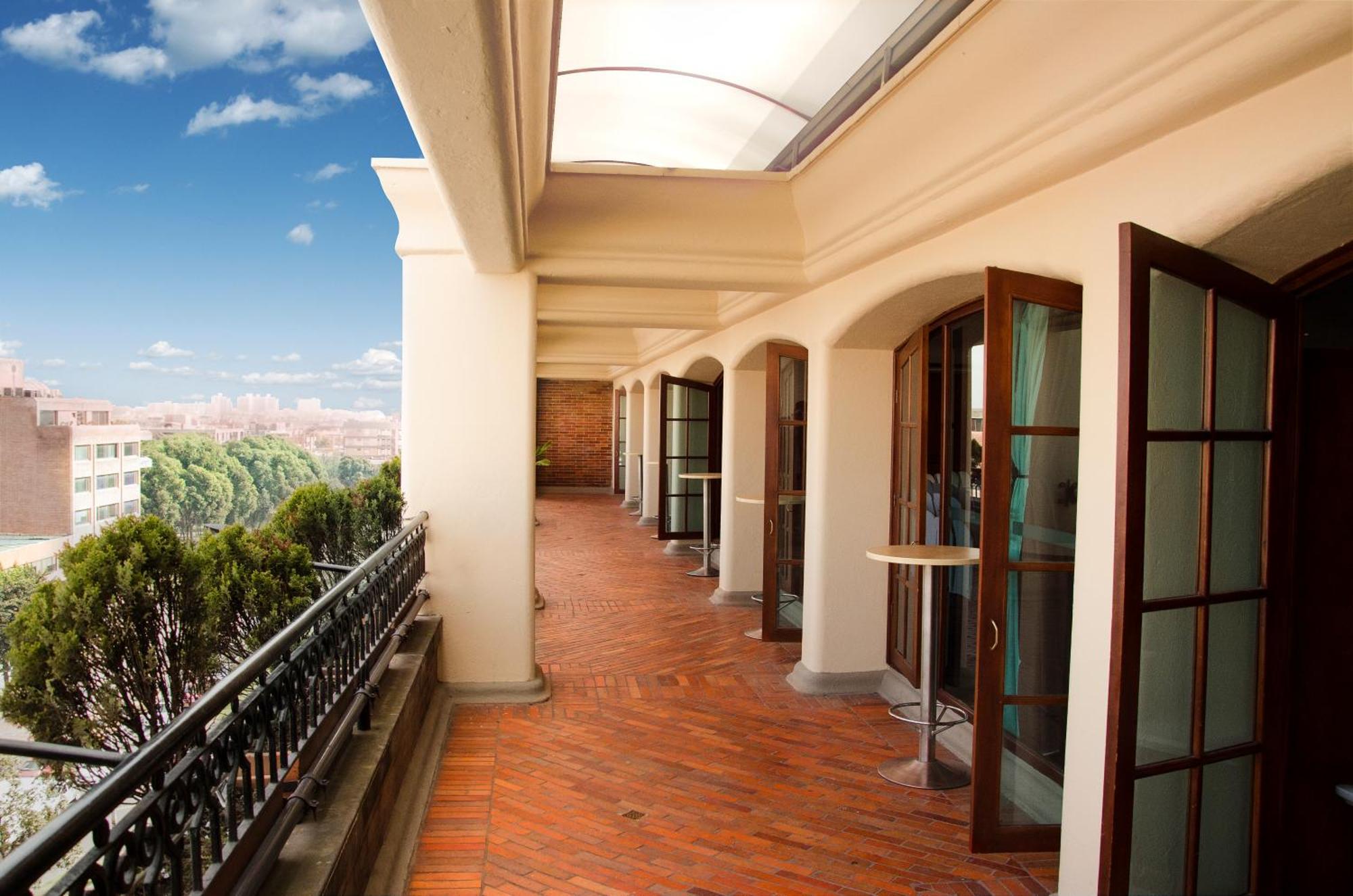 Hotel Dann Carlton בוגוטה מראה חיצוני תמונה The balcony of the hotel